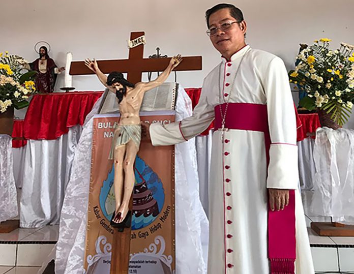 Foto Uskup Rolly di Yubileum 150 tahun di Kema