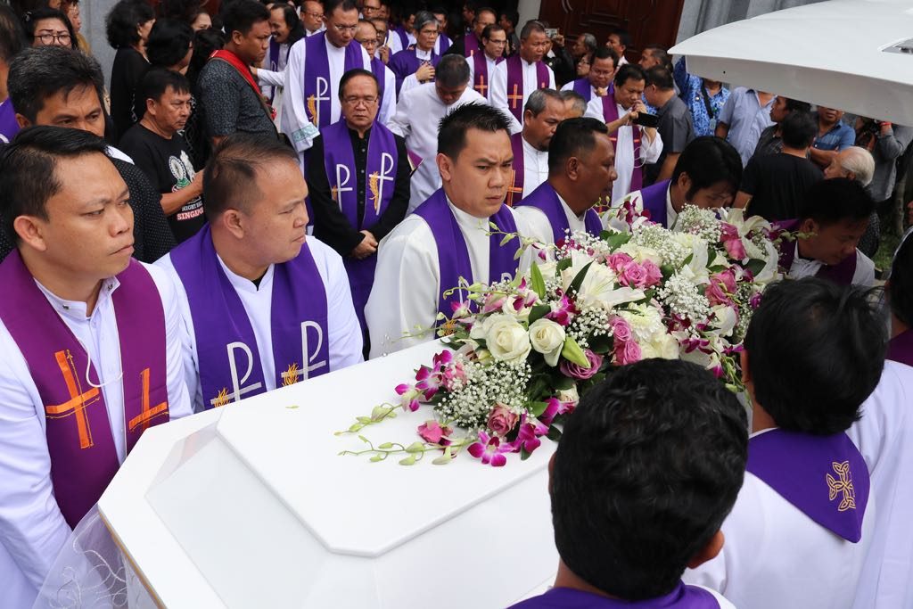 Pastor pikul peti
