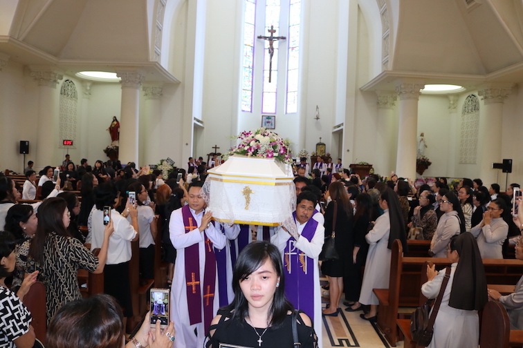 pastors memikul peti